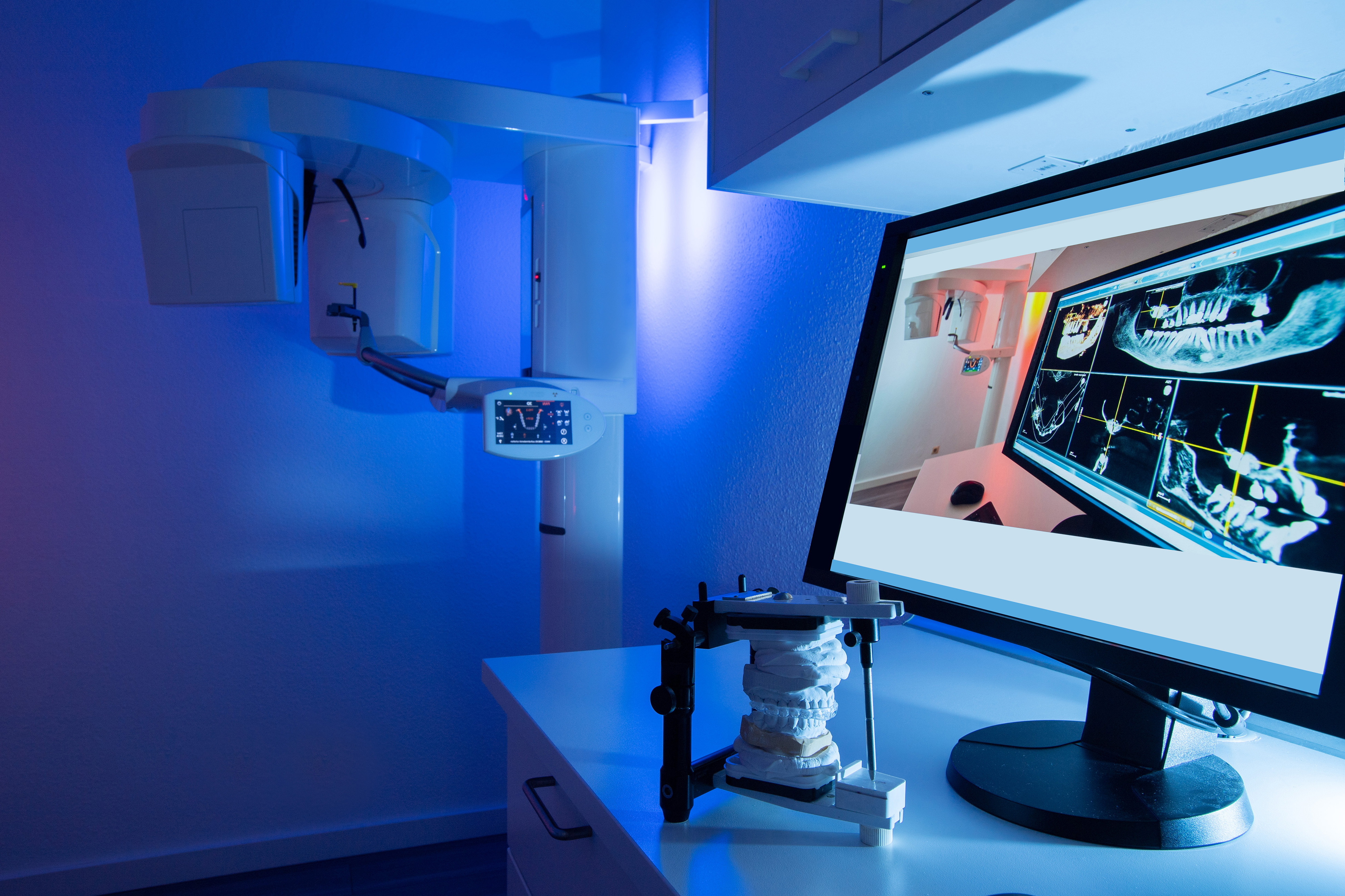 Röntgengerät, Monitor und Artikulator in Arztpraxis