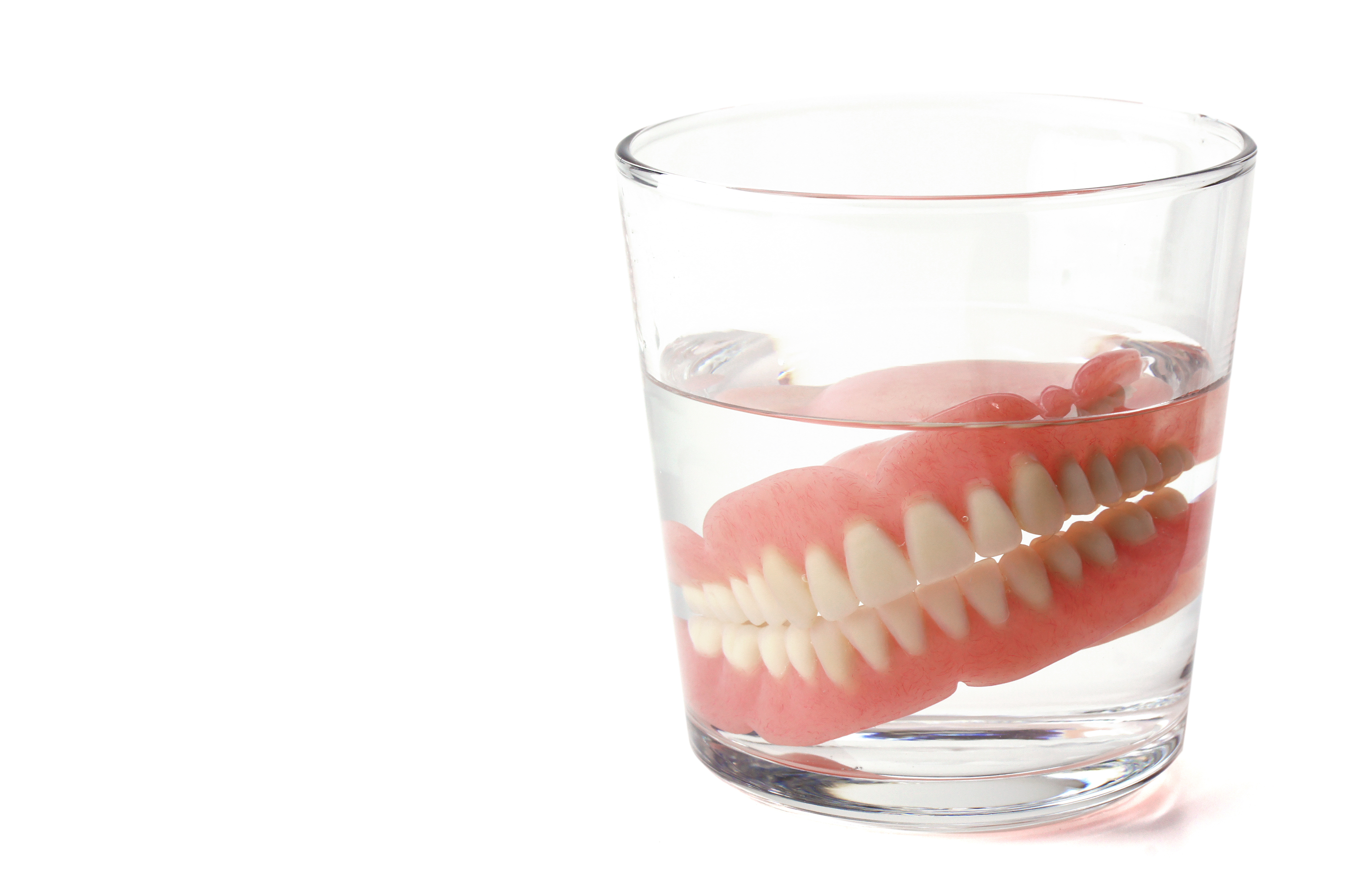 Zahnprothese in Wasserglas